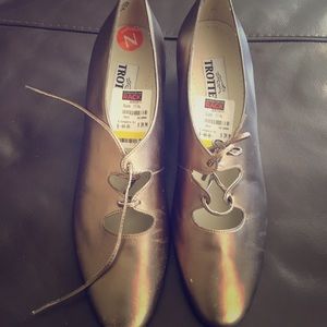 TROTTERS ROXY SHOES 11 N